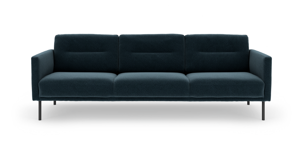 Mørk petrolblå 3-personers sofa med slanke metalben, frilagt på hvid baggrund.