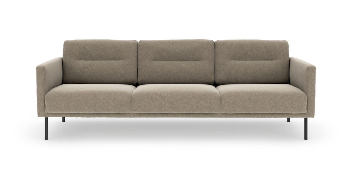 Beige tresæders sofa med slanke sorte ben og bløde sæde- og ryghynder, fritlagt på hvid baggrund.