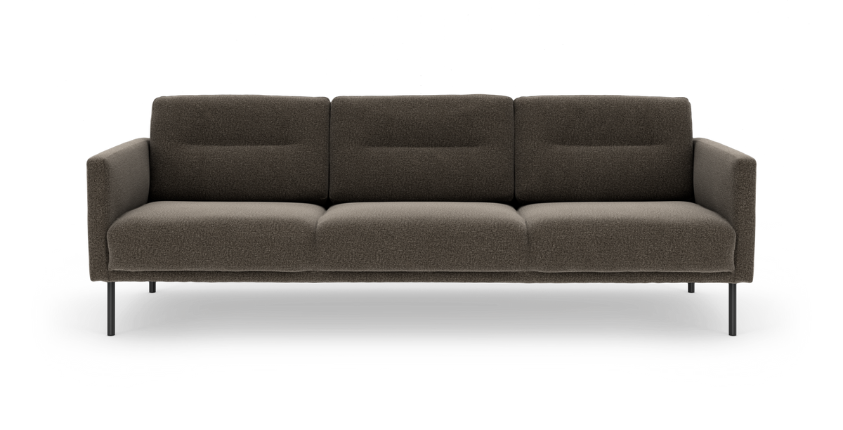 Mørkebrun 3-personers sofa med lige armlæn og slanke sorte ben, set forfra.