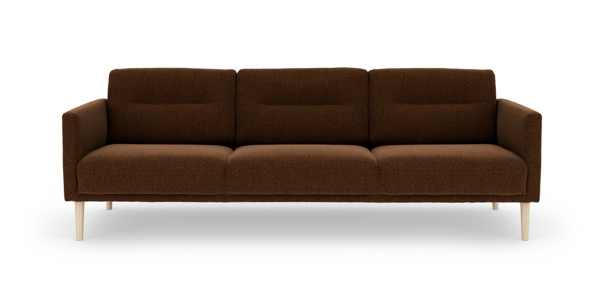 Brun tresæders sofa i stof med lyse træben, fotograferet forfra på hvid baggrund.