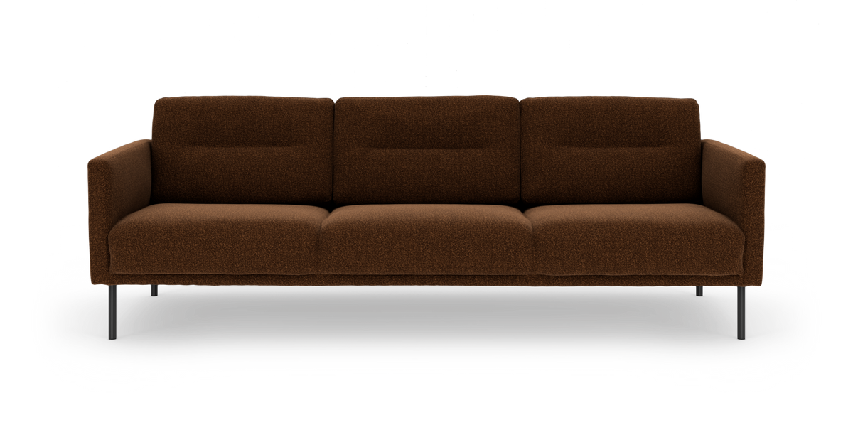 Brun 3-personers stofsofa med slanke sorte ben, fotograferet forfra.