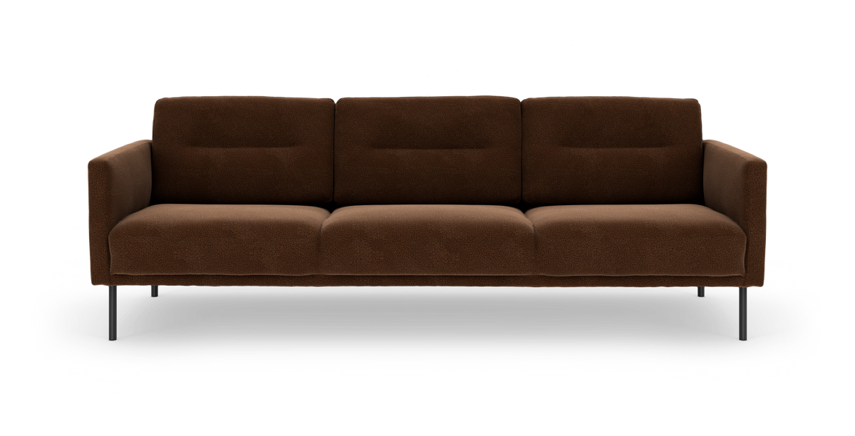 Brun 3-personers sofa med bløde puder og slanke metalben, fotograferet forfra.