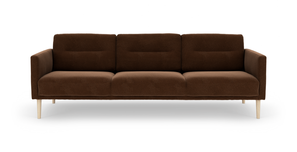 Brun tresæders sofa i blødt stof med lyse træben, frilagt på hvid baggrund.