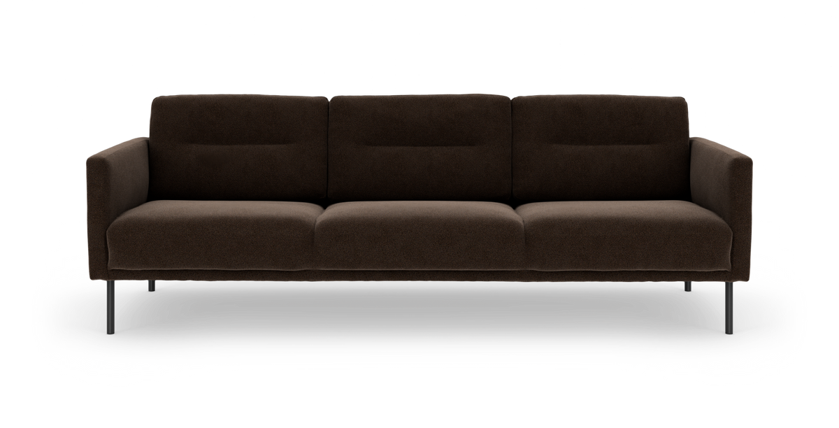 Mørkebrun 3-personers sofa med lige armlæn og slanke metalben, set forfra.