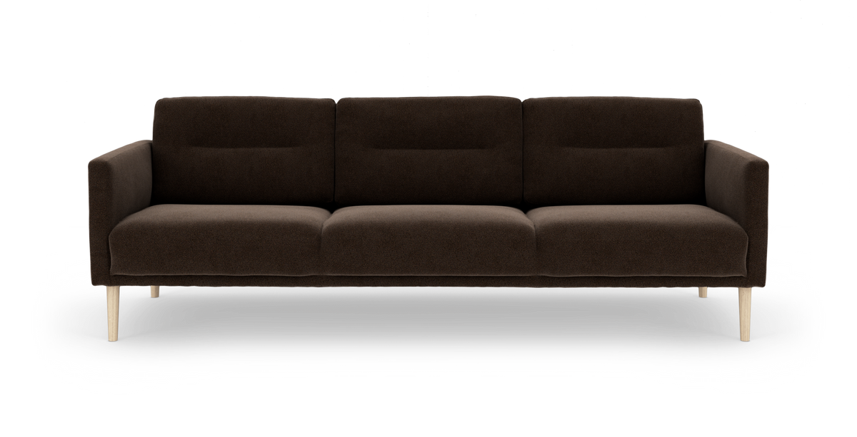 Mørkebrun 3-personers sofas i stof med lyse træben, set forfra.