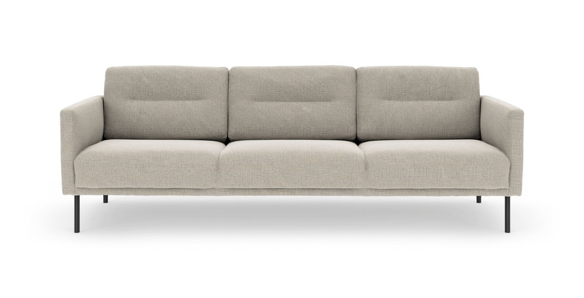 Beige 3-personers sofa med slanke sorte ben, set lige forfra.