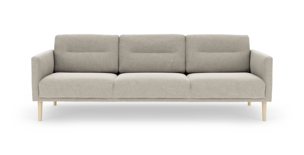 Lysebeige 3-personers sofa med lige armlæn og lyse træben, set forfra på hvid baggrund.