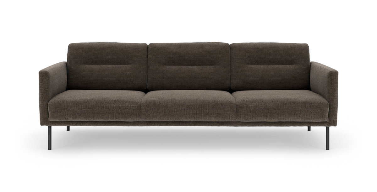Mørkebrun tresæders sofa i stof med slanke sorte ben, fritstående på hvid baggrund.