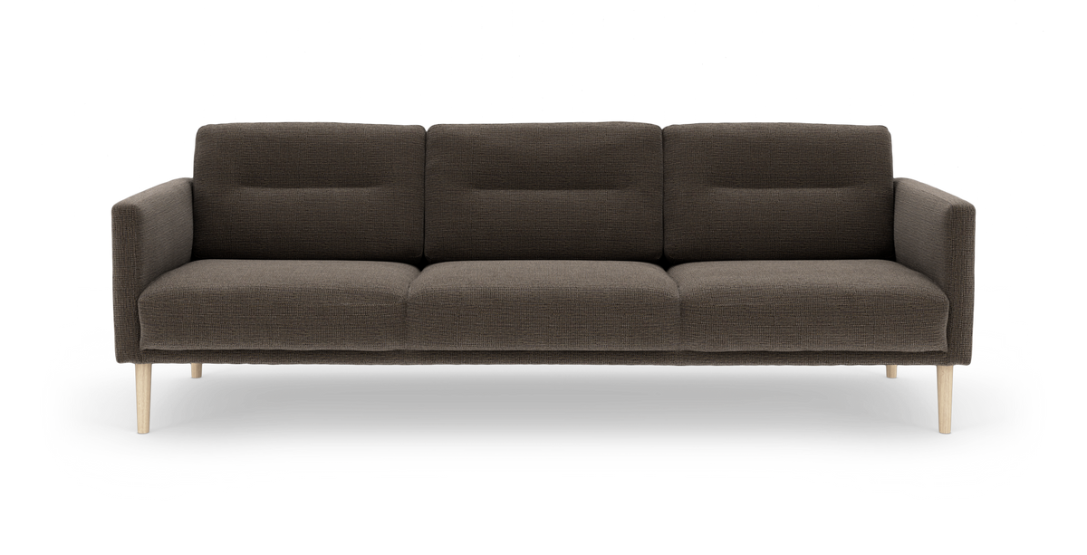 Mørkebrun 3-personers sofa med lige armlæn og lyse træben, frilagt på hvid baggrund.