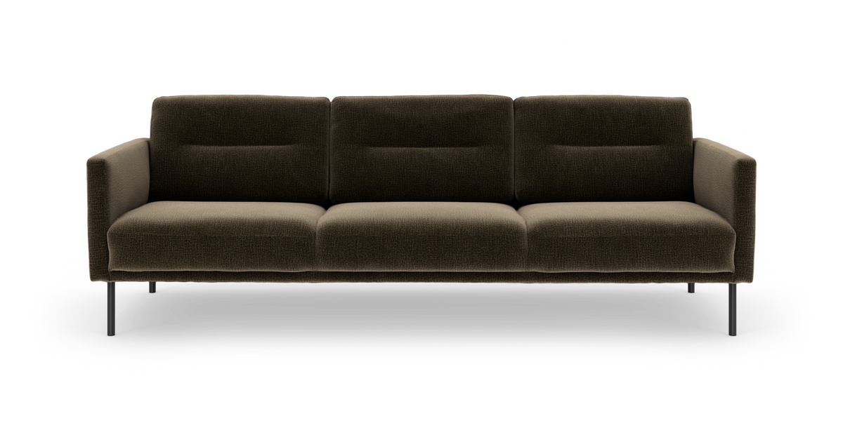 Mørkebrun 3-personers sofa med lige armlæn og slanke metalben, frilagt på hvid baggrund.