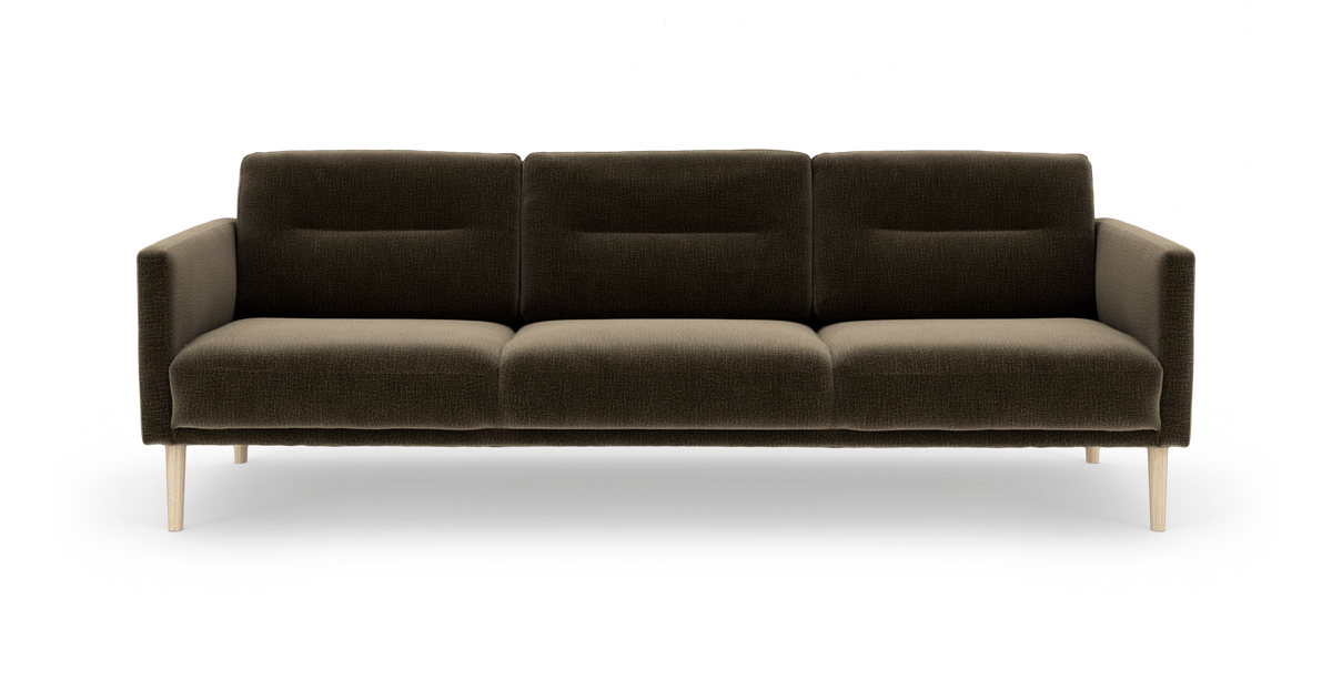 Mørkebrun 3-personers sofa med lige armlæn og lyse træben, frilagt på hvid baggrund.