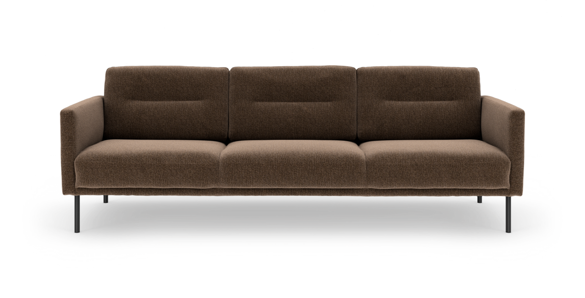 Brun 3-personers stofsofa med slanke sorte metalben, set forfra.