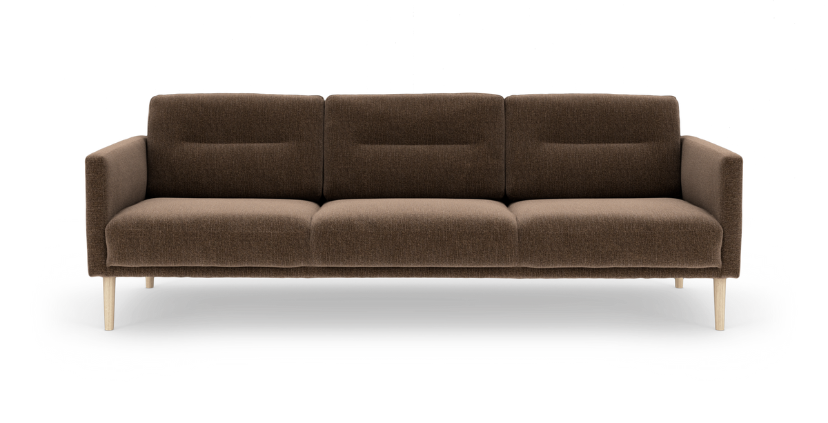 Brun 3-personers sofas i stof med smalle armlæn og lyse træben, frontvisning.