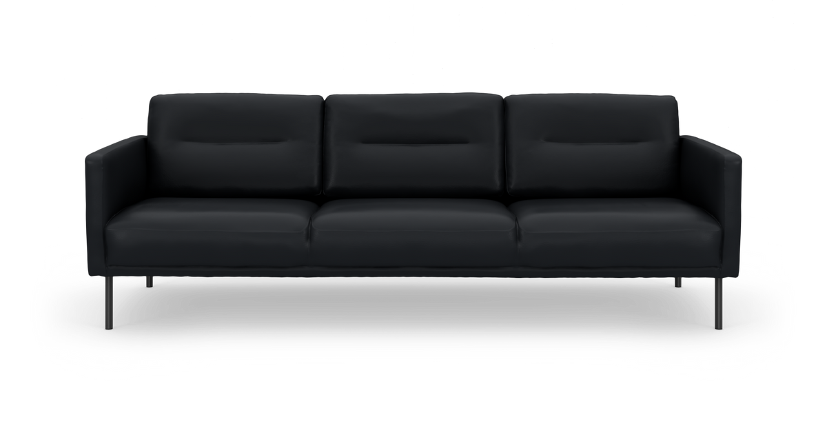Sort 3-personers sofa med lige armlæn og slanke metalben, frilagt mod hvid baggrund.
