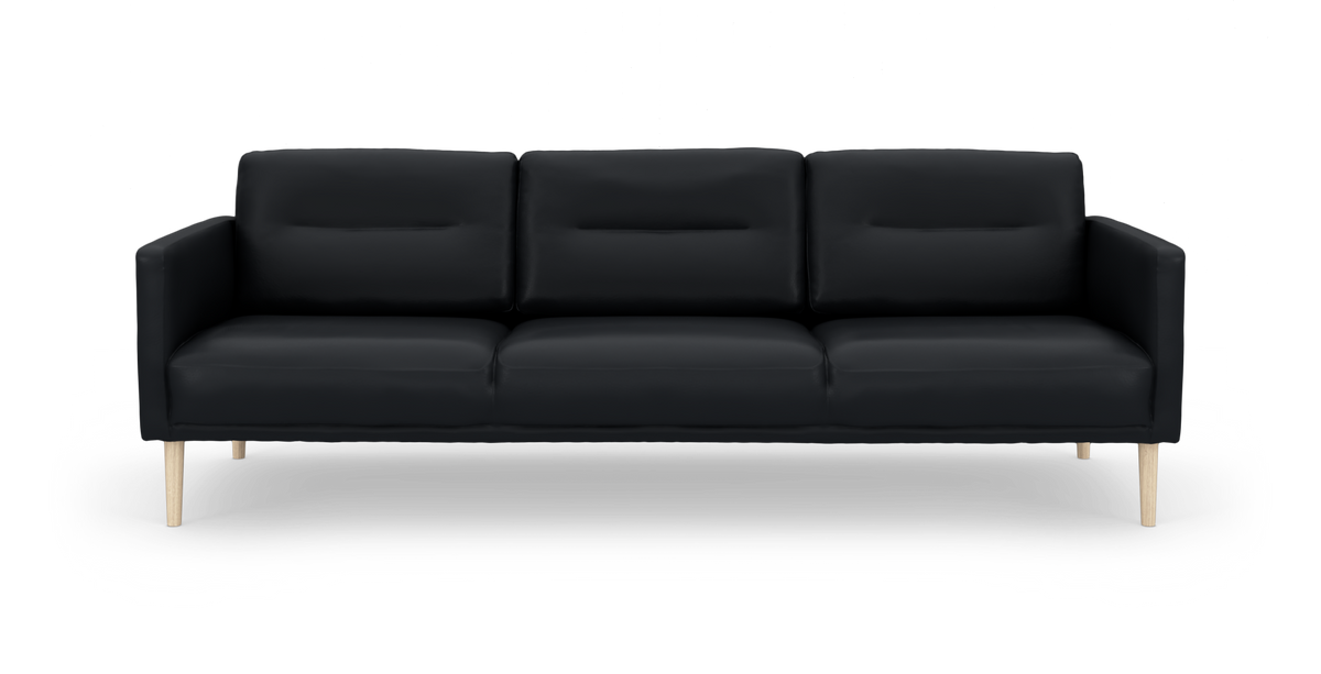 Sort 3-personers sofa med smalle armlæn og lyse træben, set forfra mod hvid baggrund.
