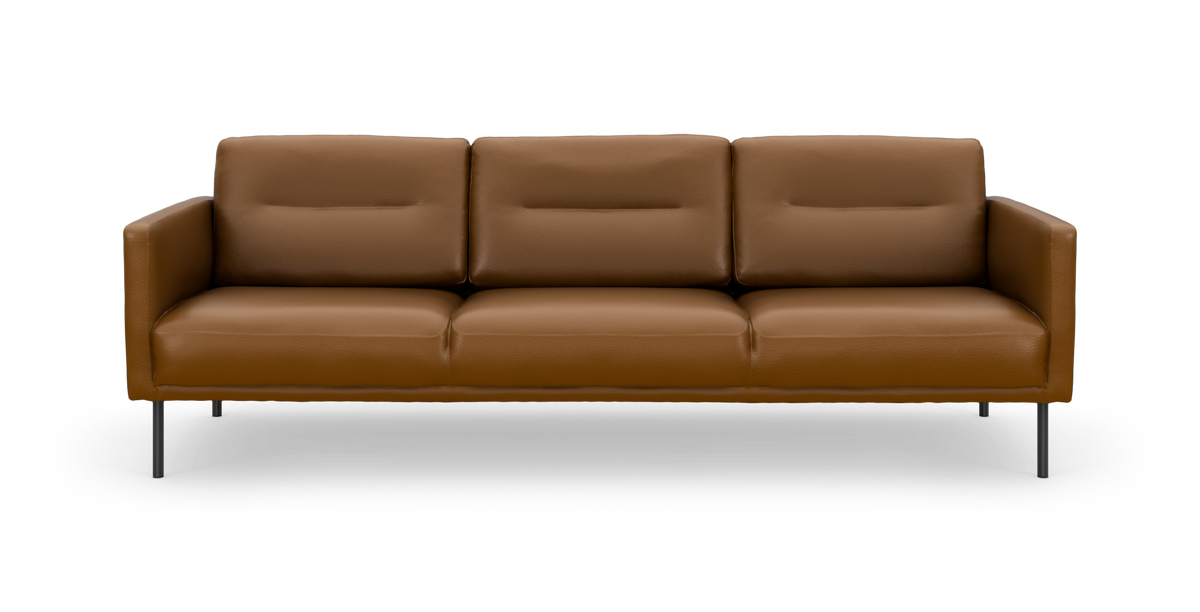 Brun lædersofa med tre sæder og slanke metalben, frontvisning mod hvid baggrund.