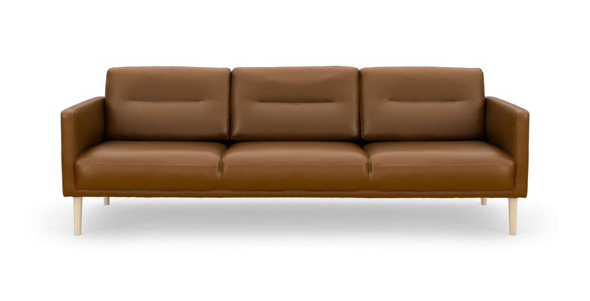 Brun lædersofa med tre sæder, lige armlæn og lyse træben, frilagt på hvid baggrund.