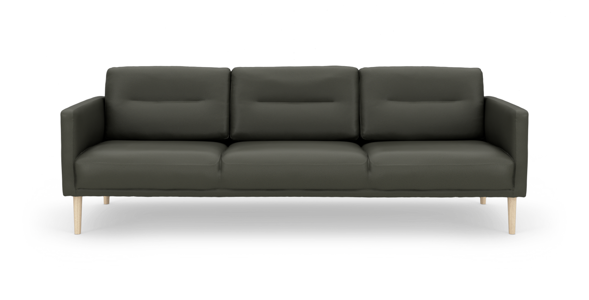 Mørkegrøn 3-personers sofa med lyse træben, fritlagt på hvid baggrund.