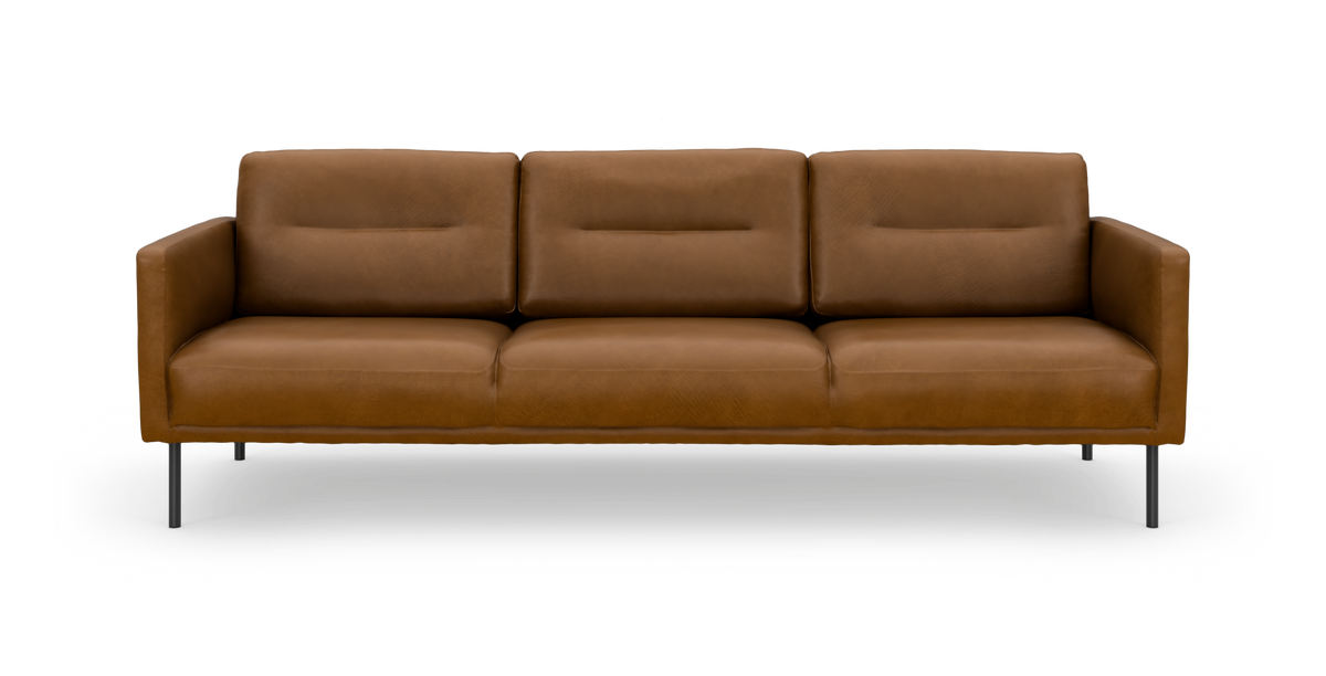 Brun lædersofa med tre sæder og sorte metalben, fotograferet lige for på hvid baggrund.