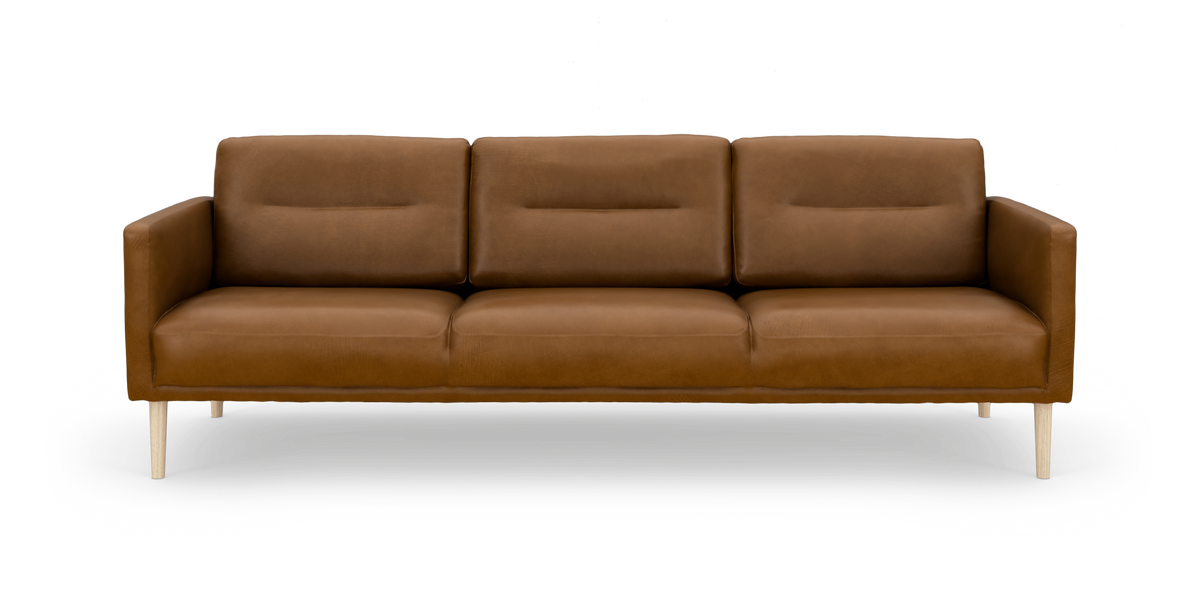 Brun lædersofa med tre siddepladser og lyse træben, frontvisning på hvid baggrund.