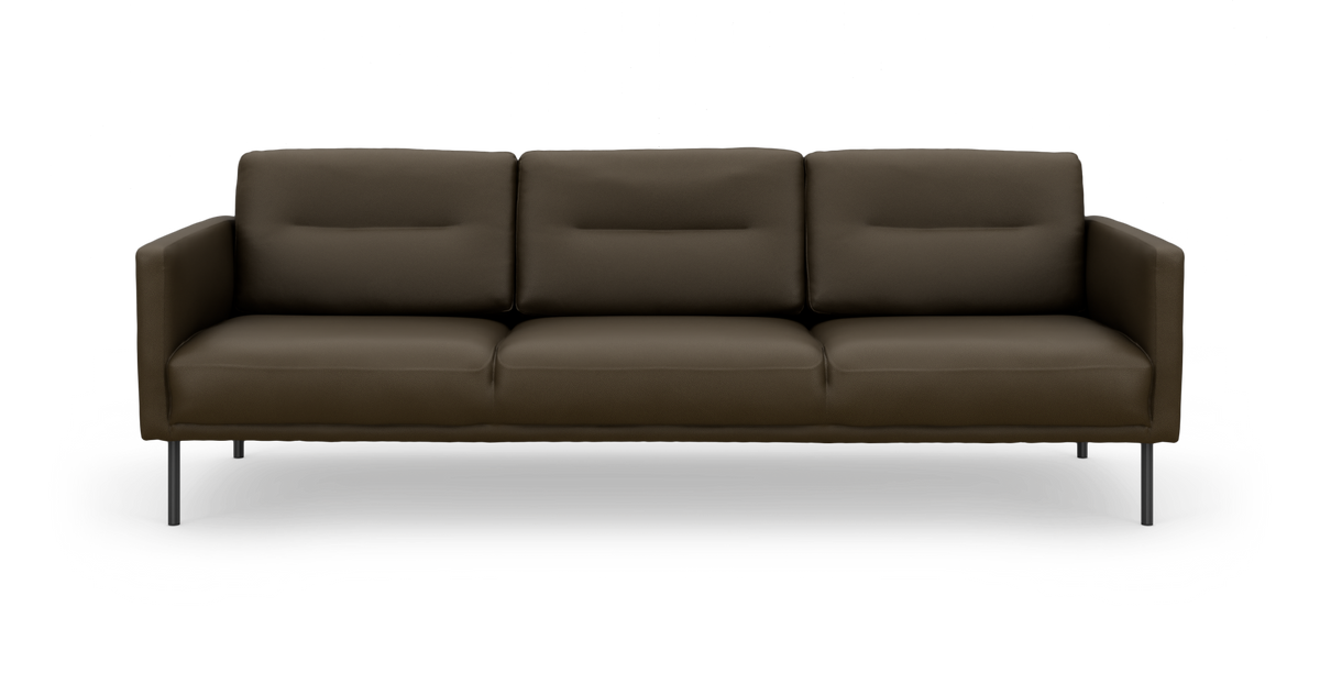 Mørkebrun 3-personers sofa med slanke metalben, set forfra på hvid baggrund.