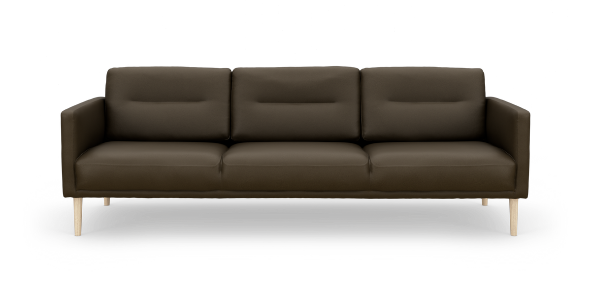 Mørkebrun 3-personers sofa med træben set forfra på hvid baggrund.