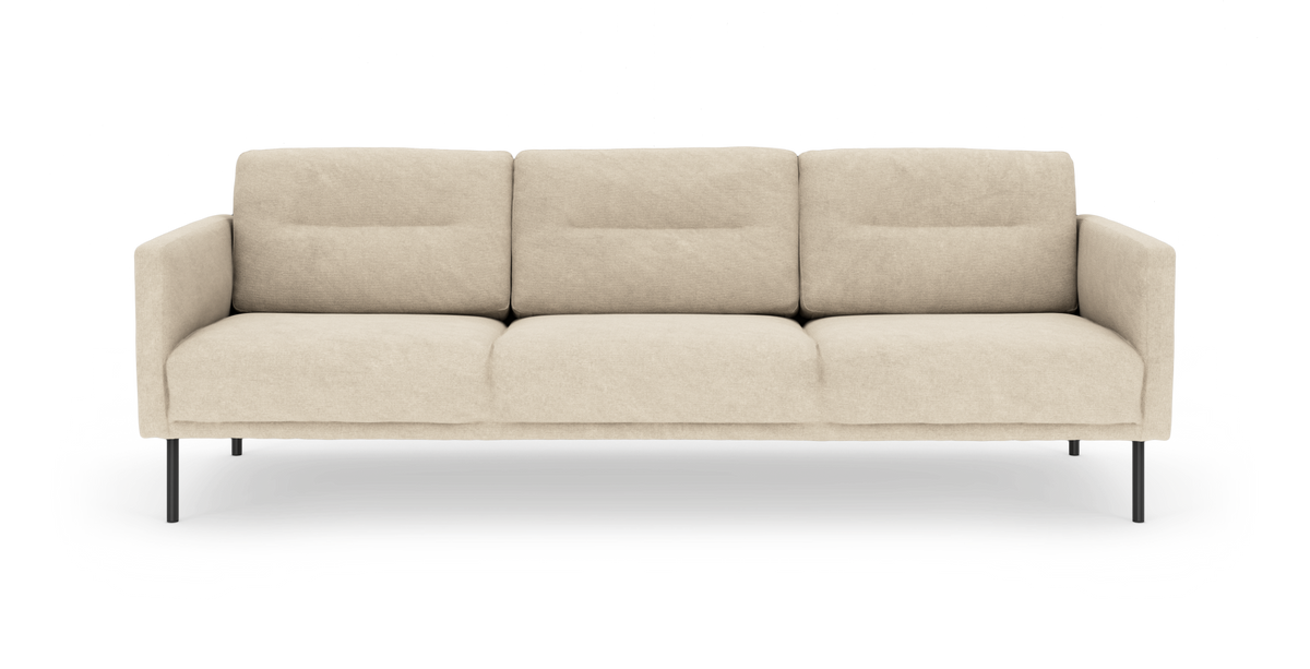 Beige 3-personers sofa med bløde puder og slanke sorte ben, frontvisning på hvid baggrund.