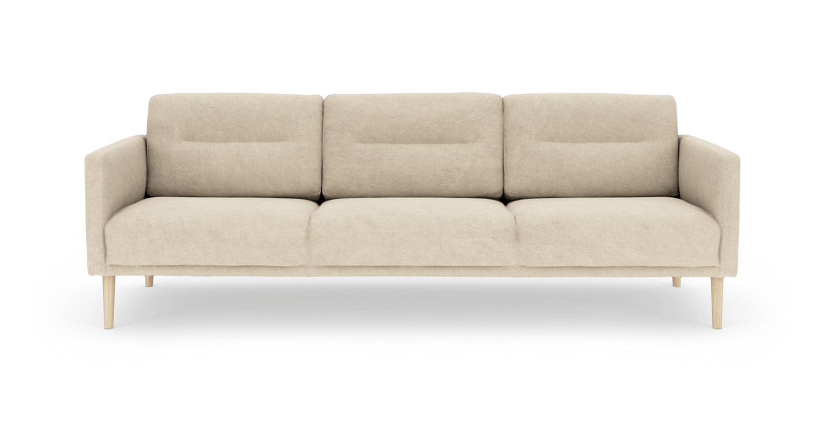 Beige 3-personers sofa i stof med smalle armlæn og lyse træben, frontvisning på hvid baggrund.