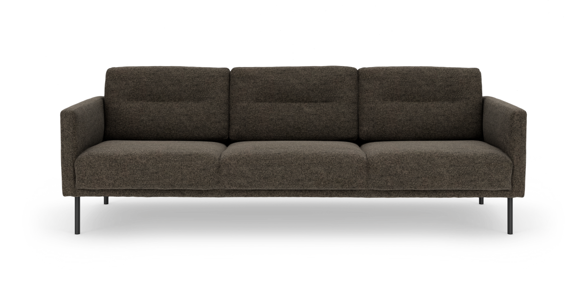 Brun 3-personers stofsofa med slanke metalben, frontvisning på hvid baggrund.