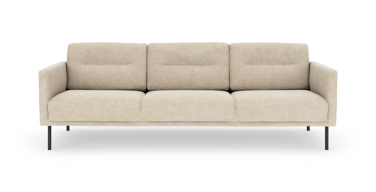 Beige tresæders sofa med slanke sorte metalben, frontvisning på hvid baggrund.