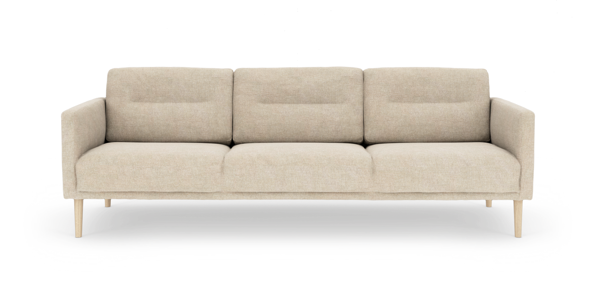 Beige 3-personers sofa med bløde puder og træben, frontview på hvid baggrund.