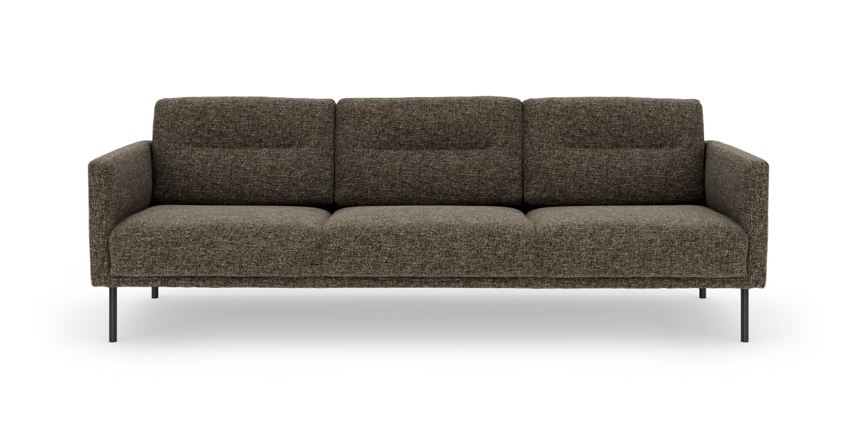 Brun tresæders sofa med slanke sorte metalben i enkel, moderne design på hvid baggrund.