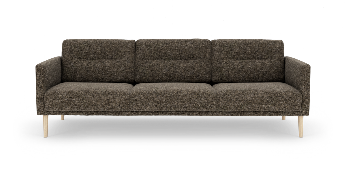 Brunmeleret tresæders sofa i stof med lyse træben, fritlagt på hvid baggrund.