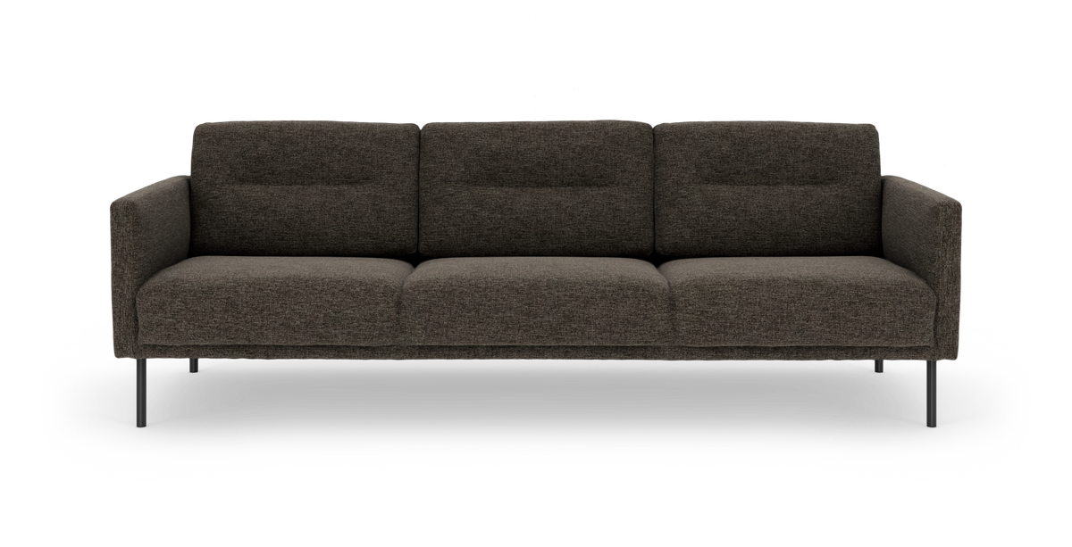 Mørkebrun 3-personers sofas i stof med slanke metalben, set lige forfra på hvid studiebaggrund.