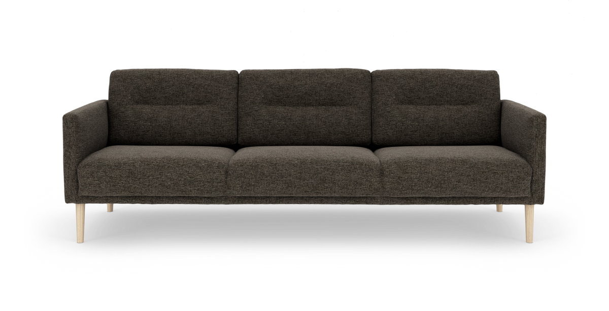 Tresporet sofa i mørkegråt/brunt stof med lyse træben, frontvisning, frilagt på hvid baggrund.