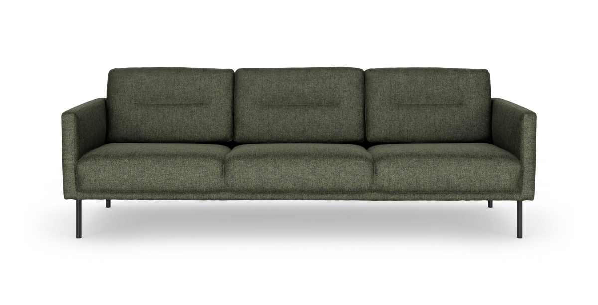 Moderne mørkegrøn 3-personers sofa i stof med slanke sorte metalben, set forfra frilagt på hvid baggrund.