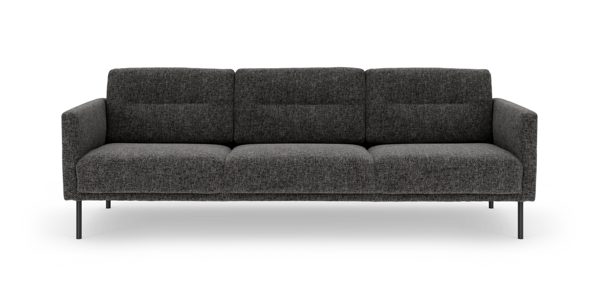 Mørkegrå tresædet sofa med slanke metalben, fotograferet forfra mod hvid baggrund.
