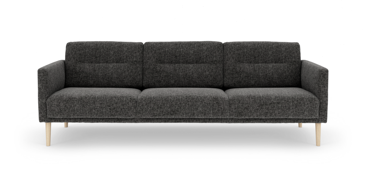 Mørkegrå tresæders sofa i stof med lyse træben, frontvisning på hvid baggrund.