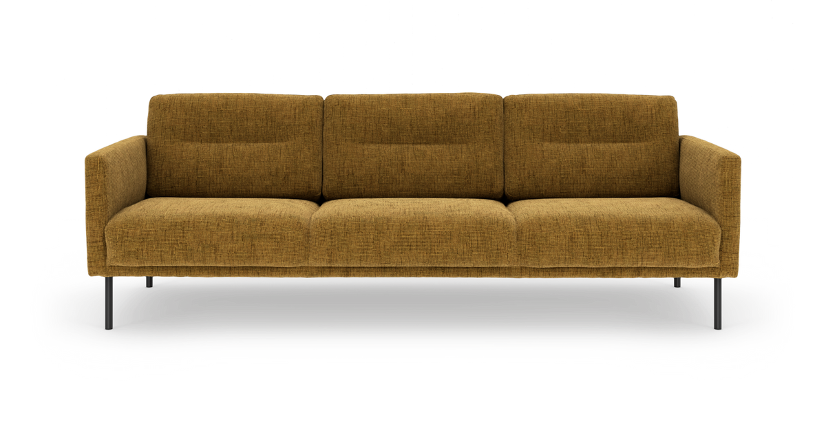 Sennepsgul 3-personers stofsofa med slanke metalben, frontvisning, frilagt mod hvid baggrund.