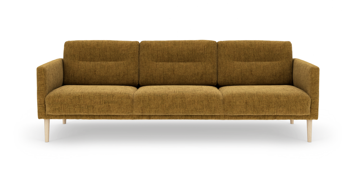 Sennepsgul 3-personers sofa med tre sæde-/rygsektioner og lyse træben, fritlagt på hvid baggrund.