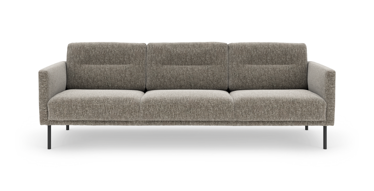 Beigegrå tresæders sofa med lige armlæn og slanke sorte ben, frilagt på hvid baggrund.