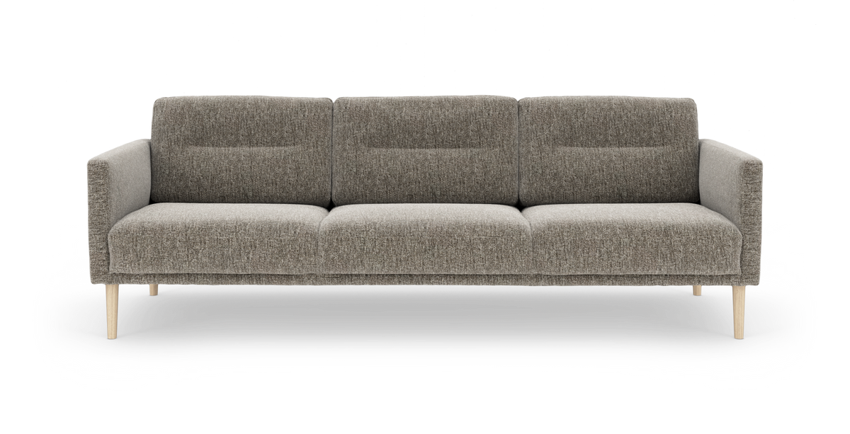 Gråbrun 3-personers sofa i tekstil med lyse træben, frilagt på hvid baggrund.