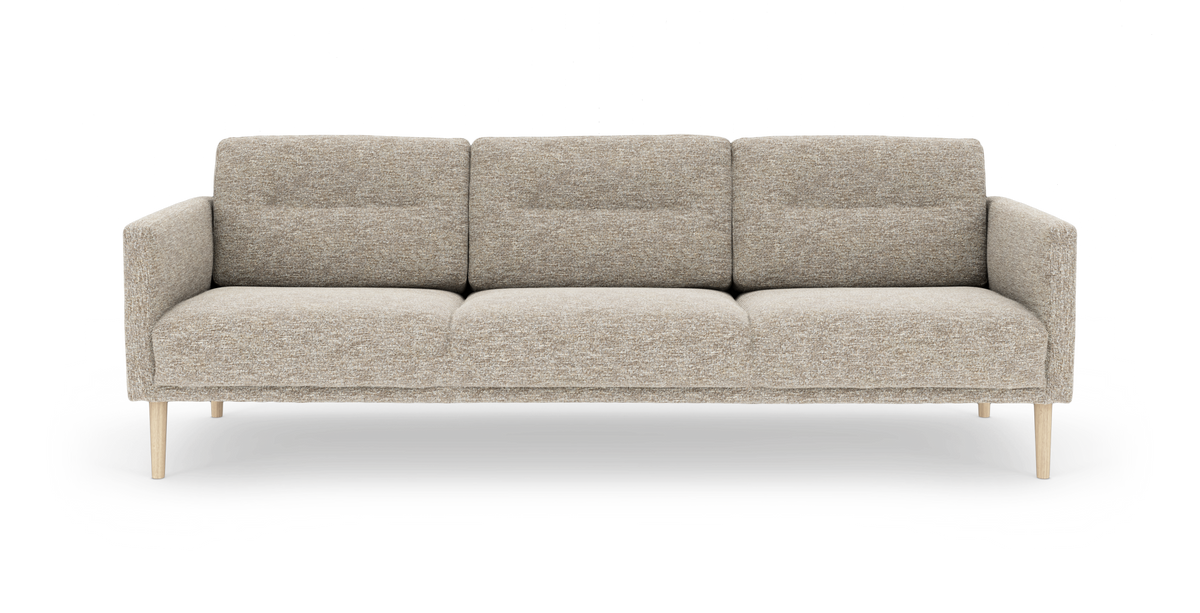 Beige 3-personers sofa i tekstil med slanke armlæn og lyse træben, frontvy.