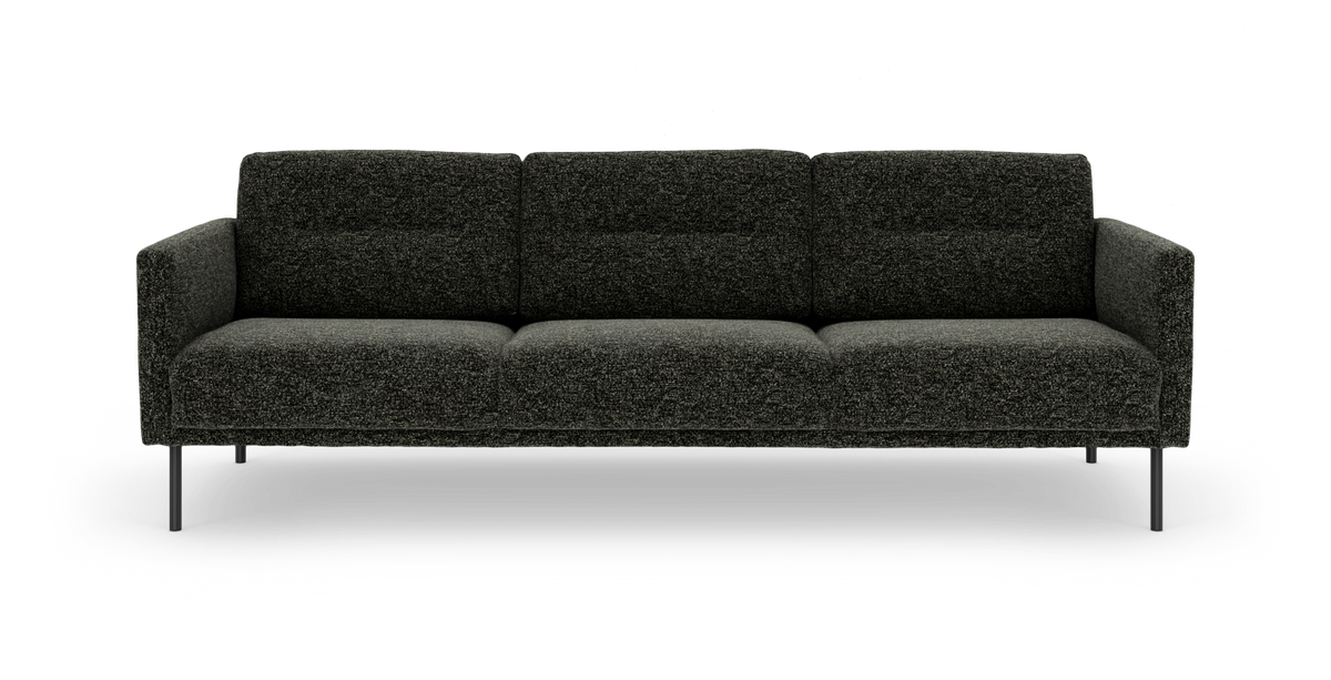 Mørkegrå tresædet sofa med lige armlæn og slanke metalben set forfra.