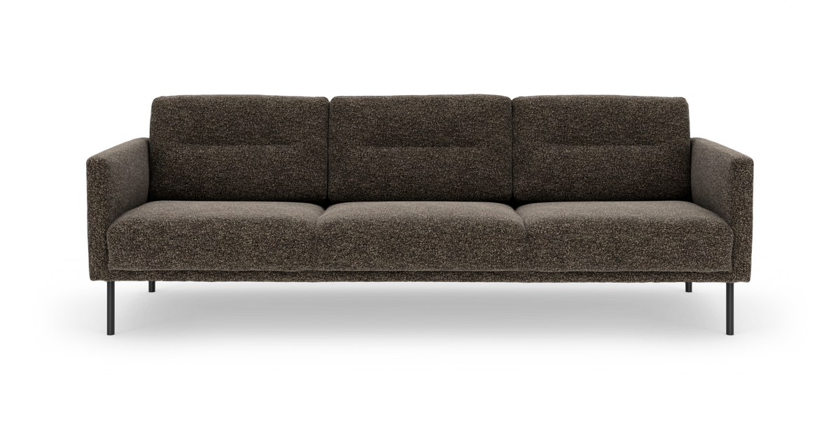 Brun tresæders sofa i tekstil med slanke sorte metalben, fotograferet lige forfra.