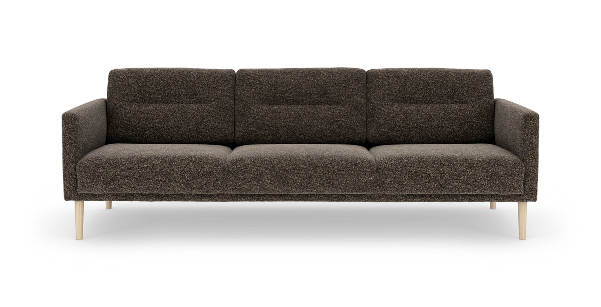Mørkebrun 3-personers sofa i tekstil med lyse træben, frontview frilagt.