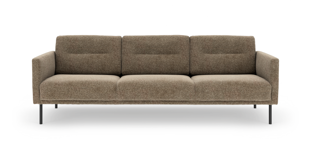Beige/brun 3-personers sofa i tekstil med slanke sorte metalben, set forfra.