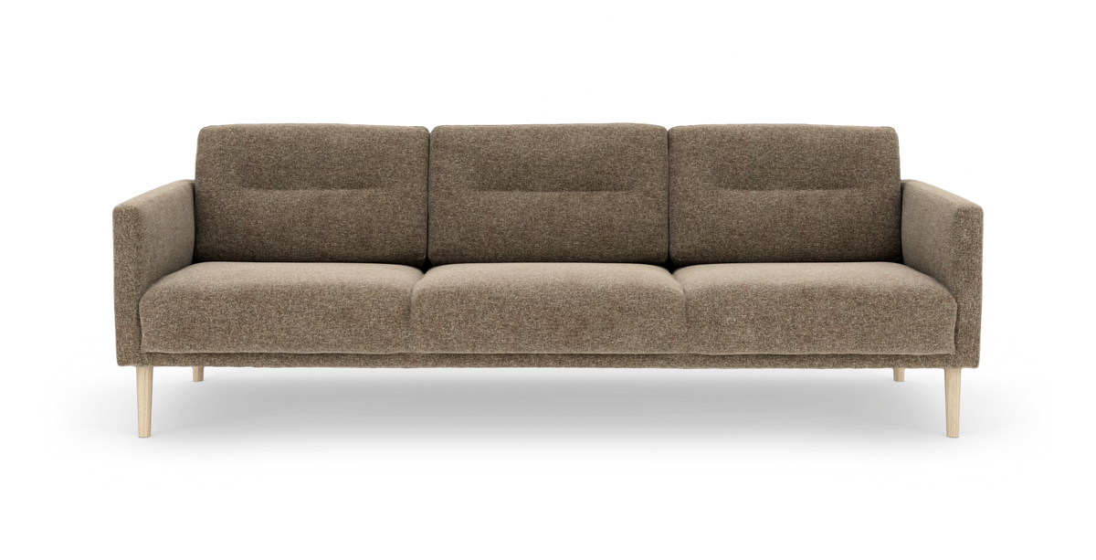 Tresæders sofa i beige/brun meleret stof med lyse træben, set forfra.