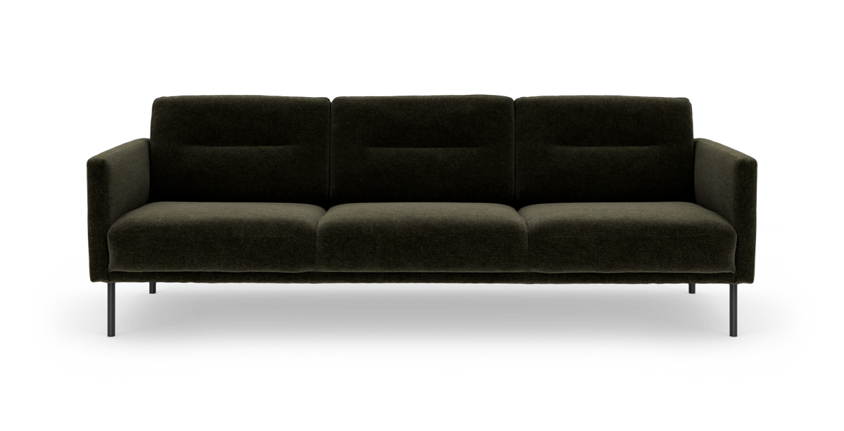 Mørkegrøn 3-personers stofsofa med slanke metalben, frontalt produktfoto på hvid baggrund.