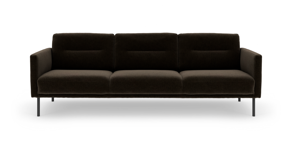 Mørkebrun 3-personers sofa med slanke metalben, lige ryg og bløde sædehynder, frilagt på hvid baggrund.